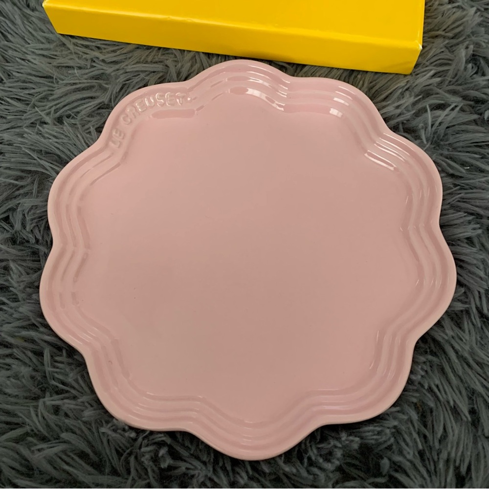 Le Creuset Pink Flower-Shaped Stoneware Plate